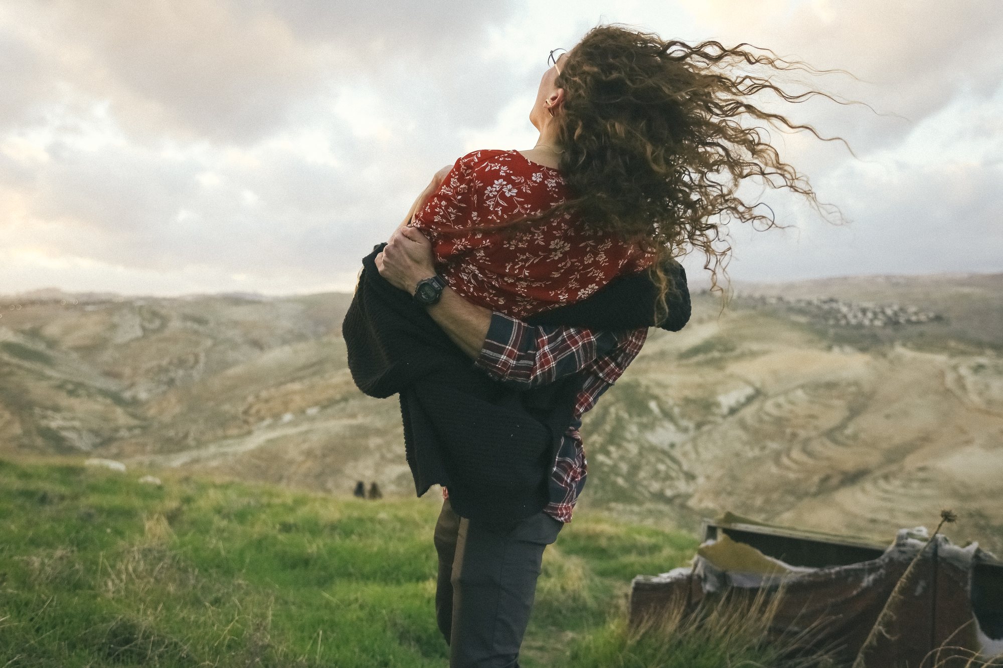 בוק זוגי — חיבוק על צוקים מול הרוח